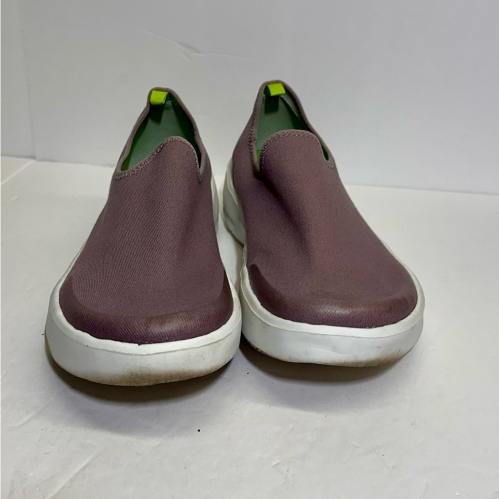 OOFOS Women's OOmg Eezee Low shoe in a‎ mauve/dusty purple color. Size 9